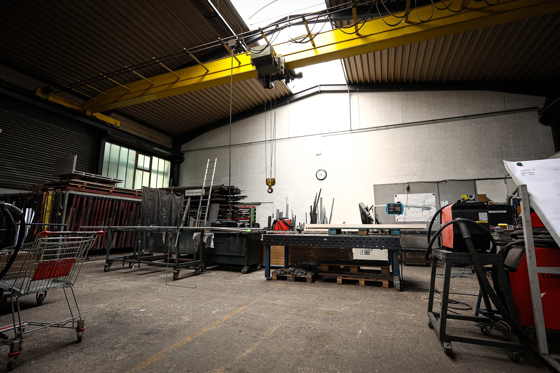 Werkstatt-Crew bei der Arbeit an einer Baumaschine
